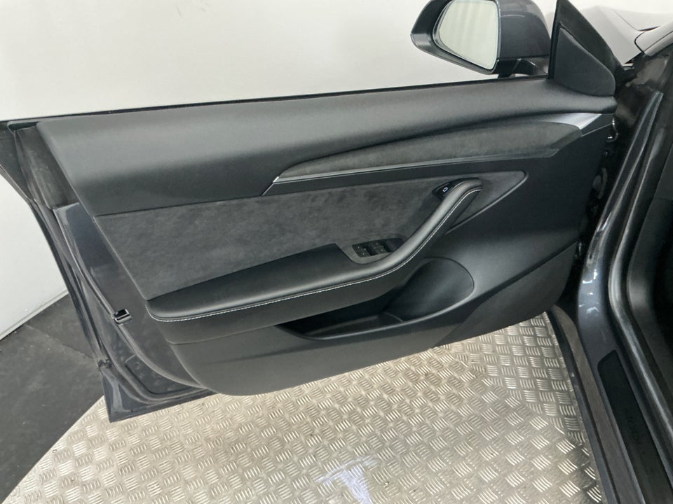 Tesla Model 3 RWD 4d