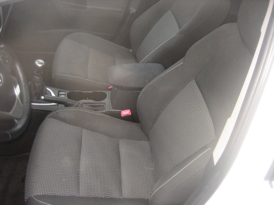 Toyota Auris 2,0 D-4D T2 Touring Sports Skyview 5d