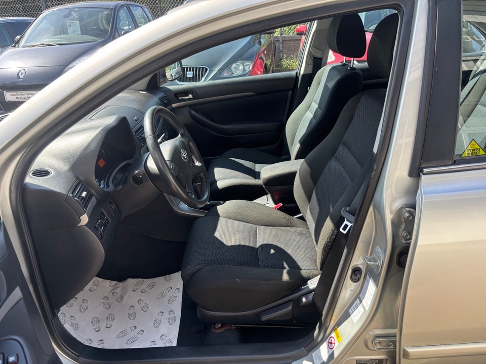 Toyota Avensis 1,8 VVT-i Terra 5d