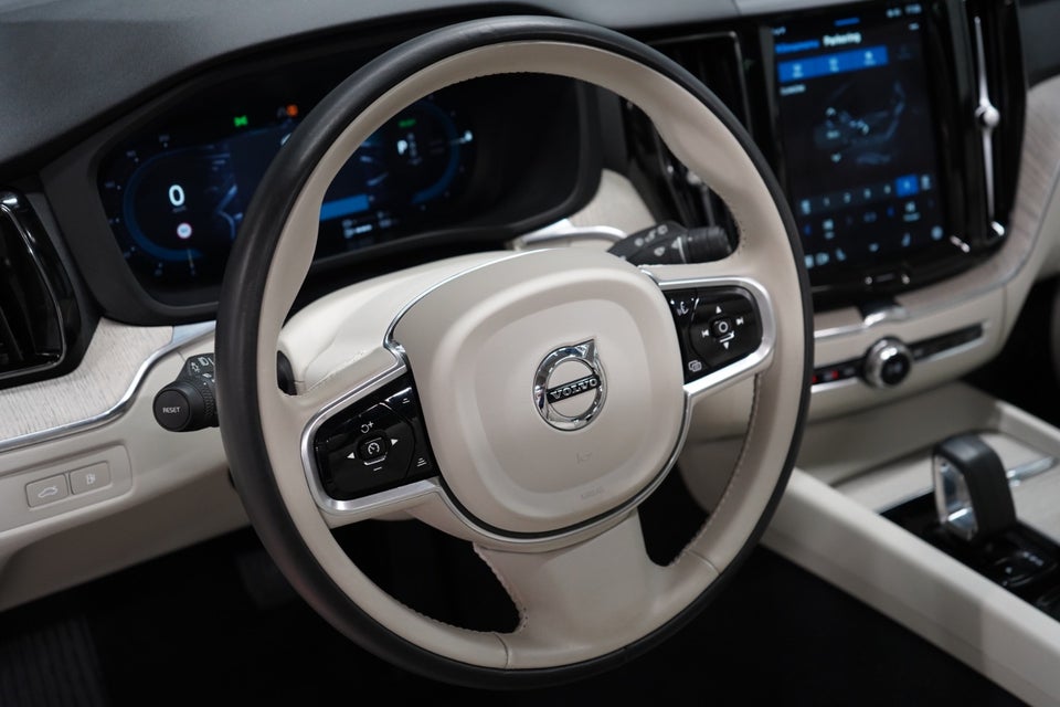 Volvo XC60 2,0 T6 ReCharge Plus Dark aut. AWD 5d