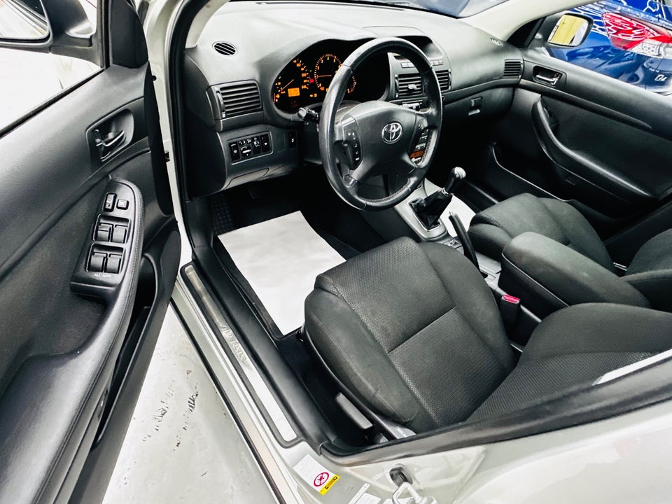 Toyota Avensis 1,8 VVT-i Sol 5d