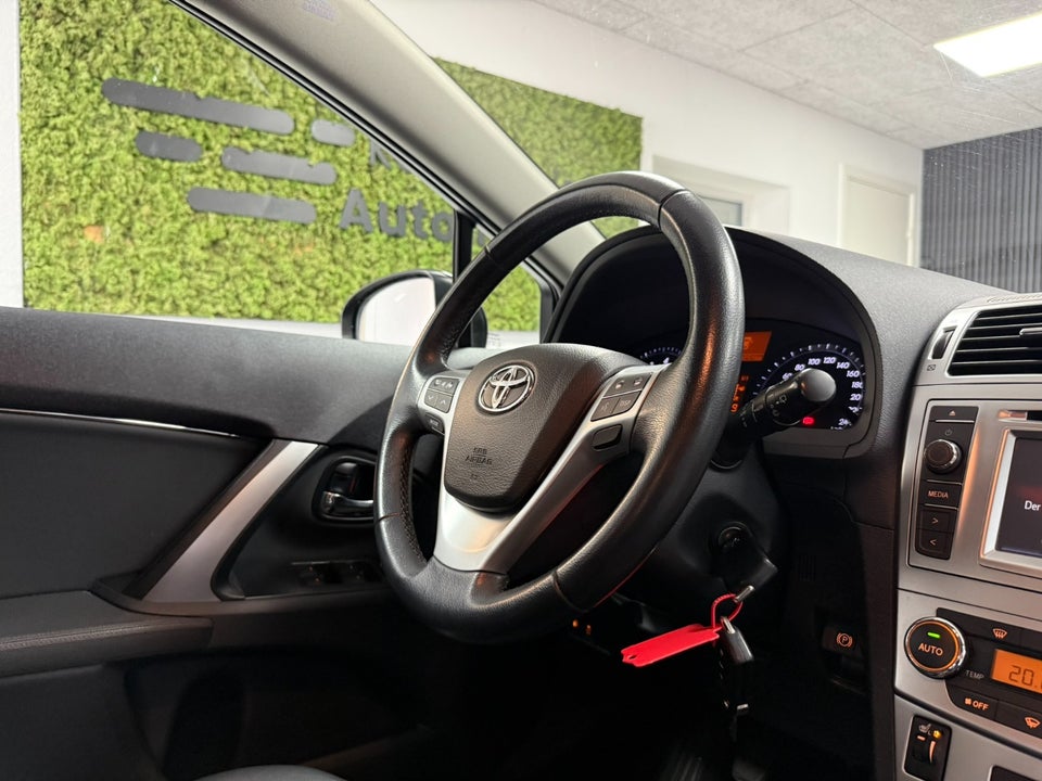 Toyota Avensis 1,8 VVT-i T2 Premium Touring Sports 5d