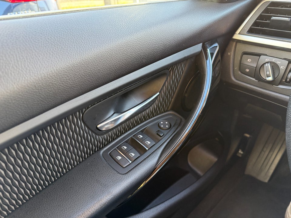 BMW 320i 2,0 Touring Advantage aut. 5d