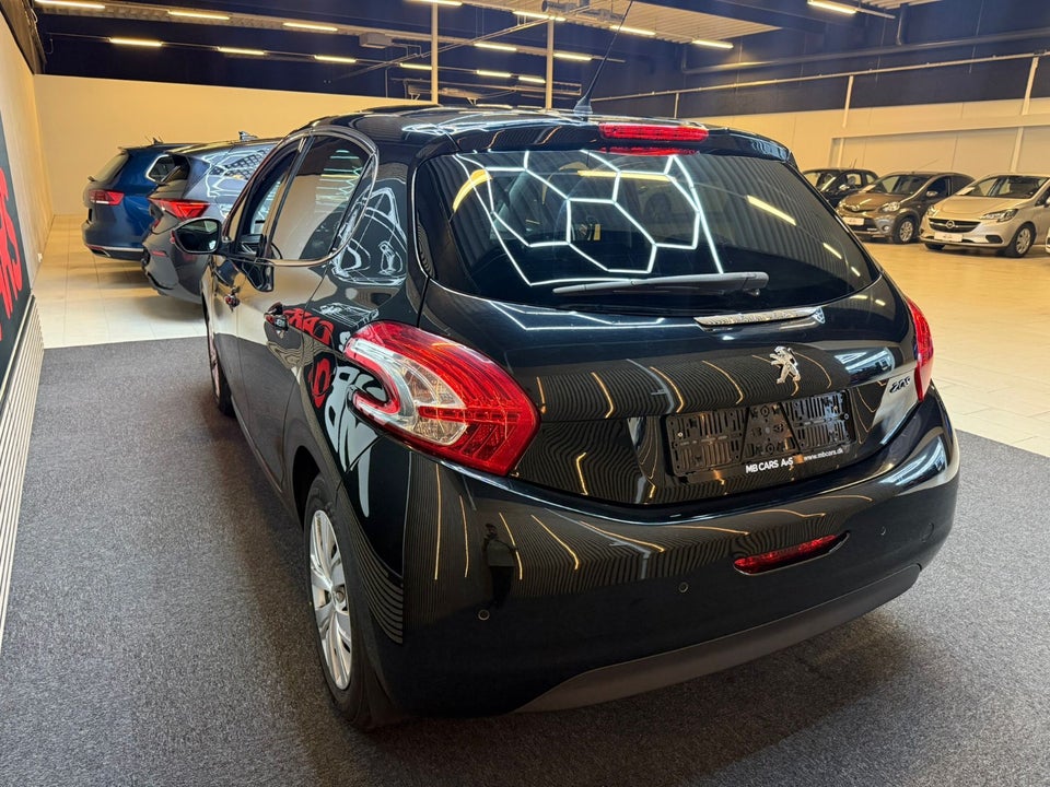 Peugeot 208 1,2 VTi Allure Sky 5d