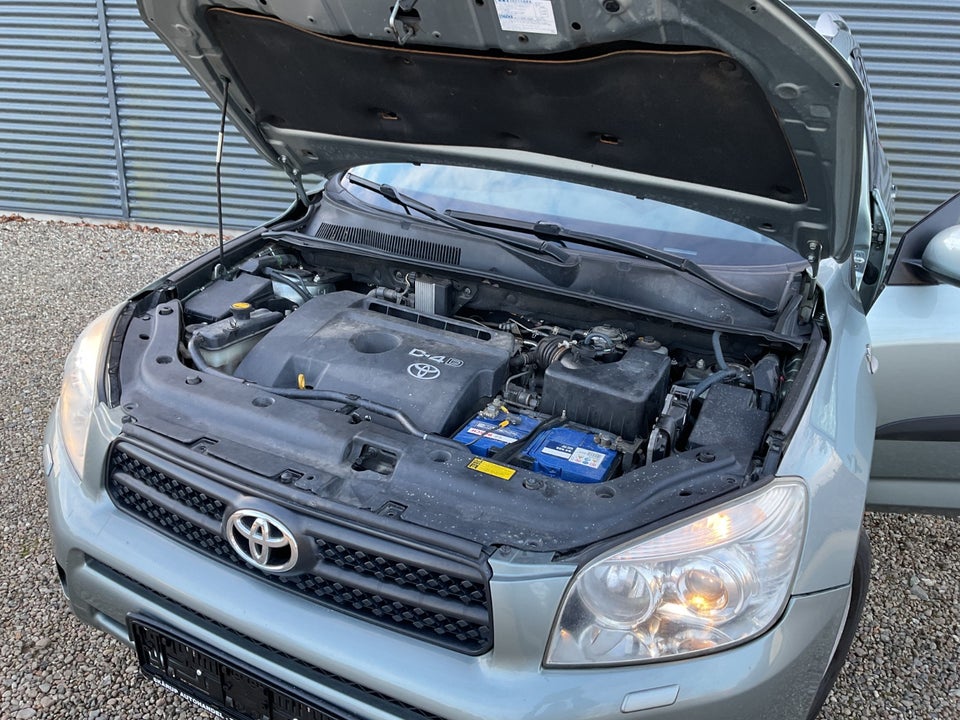 Toyota RAV4 2,2 D-4D 136 4x4 Van 5d