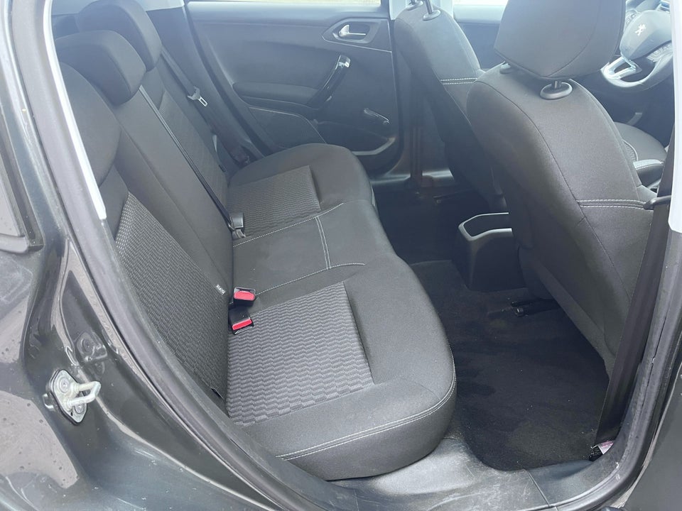 Peugeot 208 1,2 VTi 82 Envy Sky 5d