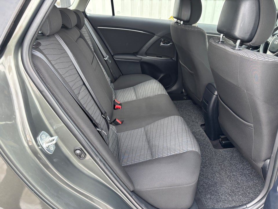 Toyota Avensis 1,6 VVT-i T1 stc. 5d