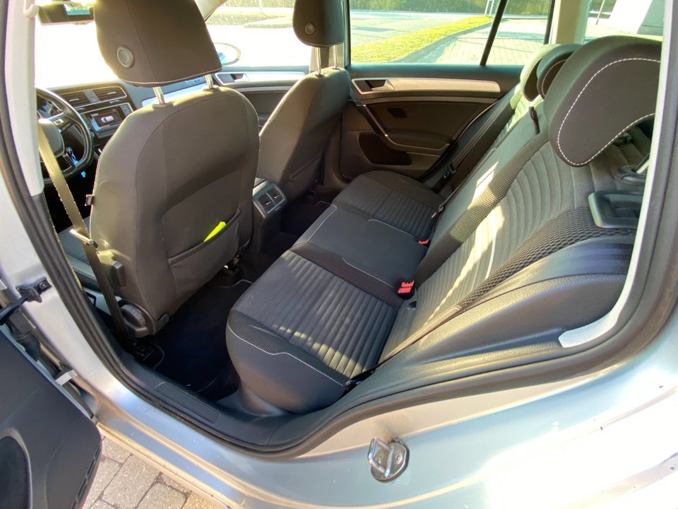 VW Golf VII 1,6 TDi 105 Cup Variant BMT 5d