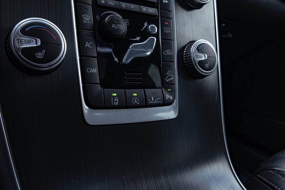 Volvo XC60 2,4 D5 220 Summum aut. AWD 5d