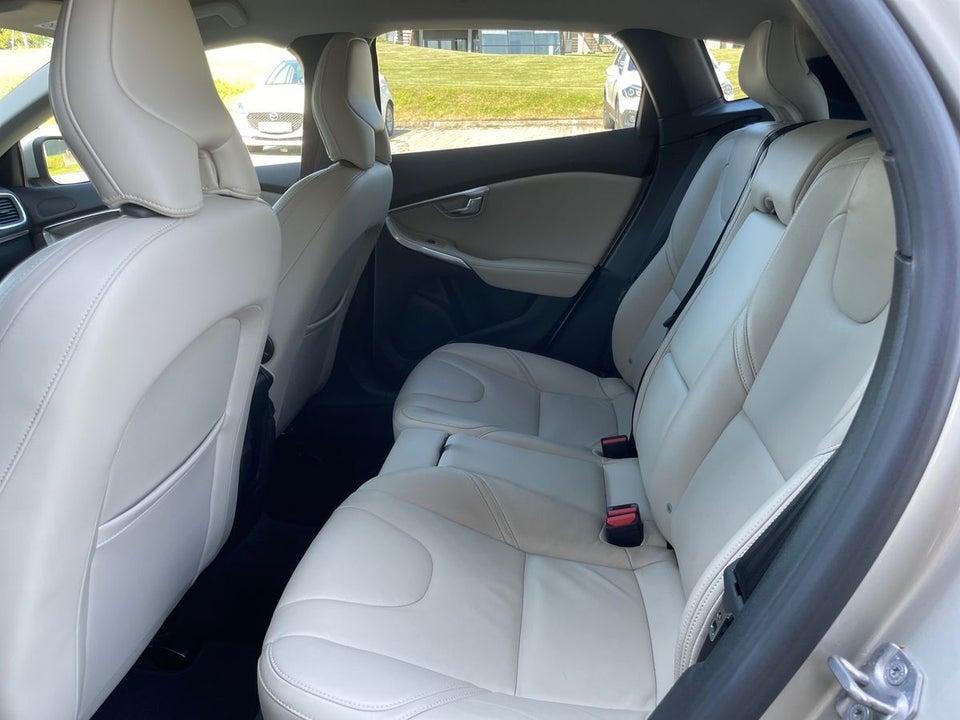 Volvo V40 2,0 T3 152 Momentum 5d