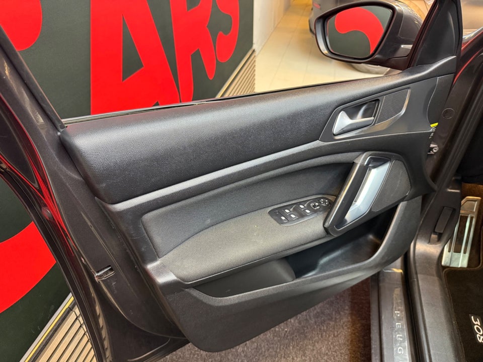 Peugeot 308 1,5 BlueHDi 130 Selection Sky 5d