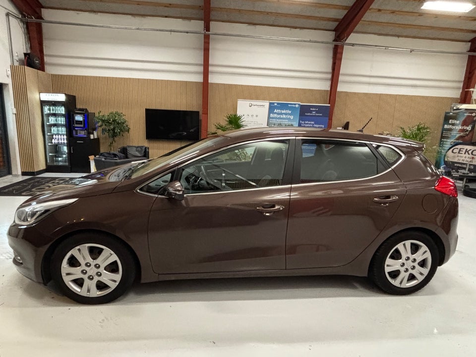 Kia Ceed 1,6 GDi Premium 5d