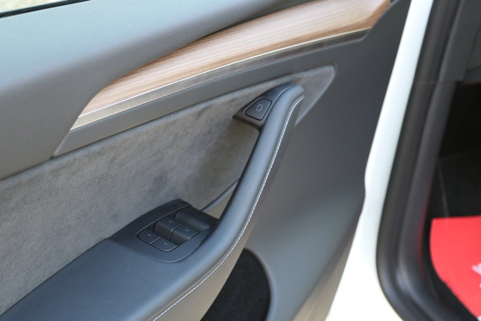 Tesla Model Y Long Range AWD 5d