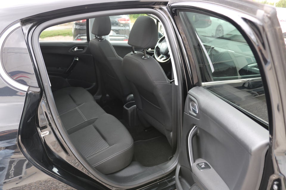 Peugeot 208 1,5 BlueHDi 100 Signature Sky 5d