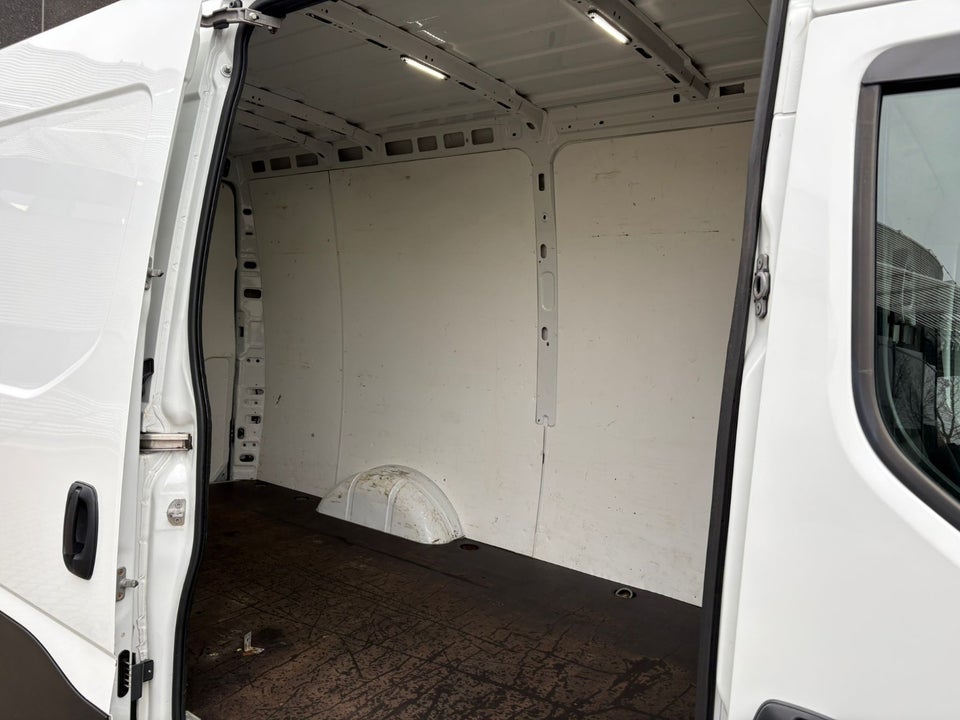 Iveco Daily 2,3 35C13 12m³ Van AG8