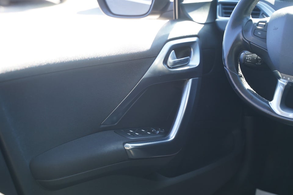 Peugeot 2008 1,2 PureTech 130 Allure Sky 5d