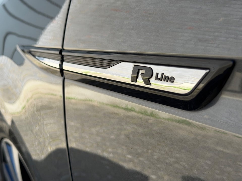 VW Touran 2,0 TDi 150 R-line DSG 7prs 5d