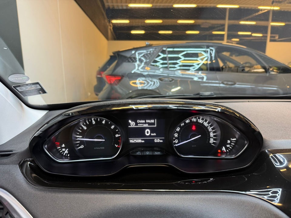 Peugeot 208 1,2 VTi Allure Sky 5d