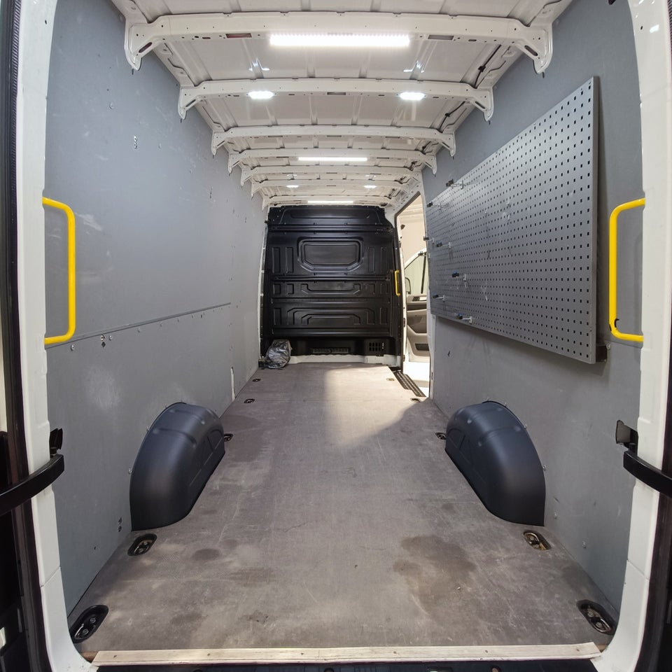 VW Crafter 35 2,0 TDi 177 Kassevogn L4H3