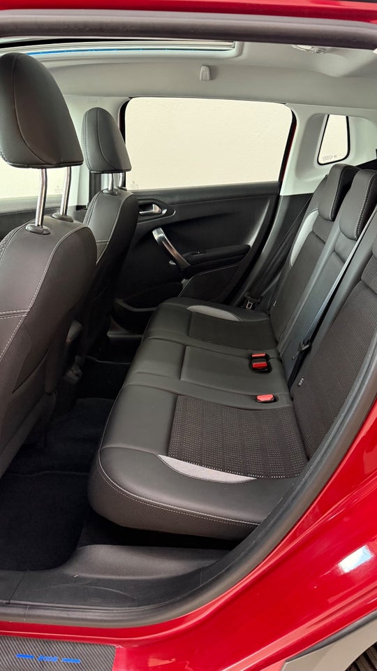 Peugeot 2008 1,2 PureTech 110 Allure Sky 5d