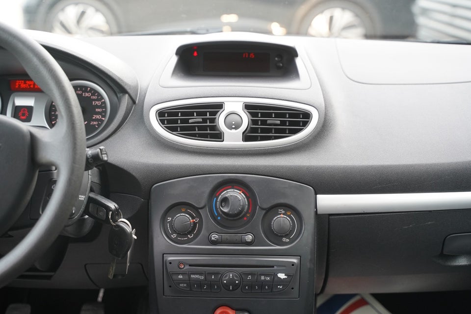 Renault Clio III 1,2 16V Authentique 5d