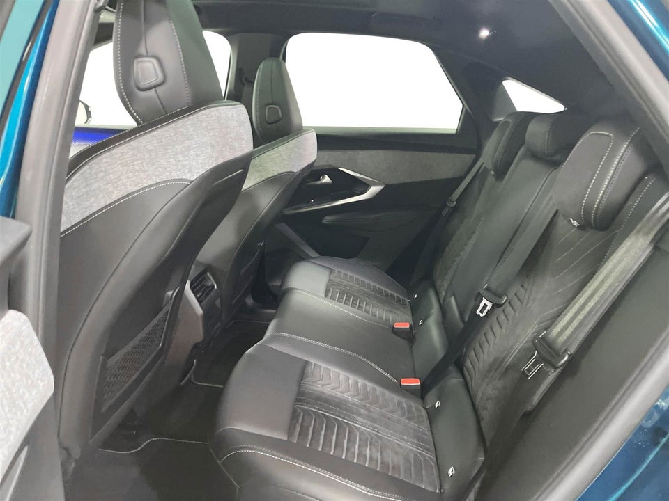 Peugeot e-3008 77 GT Pack 5d
