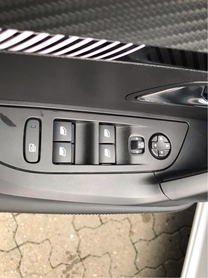 Peugeot 2008 1,2 PureTech 130 Allure EAT8 5d