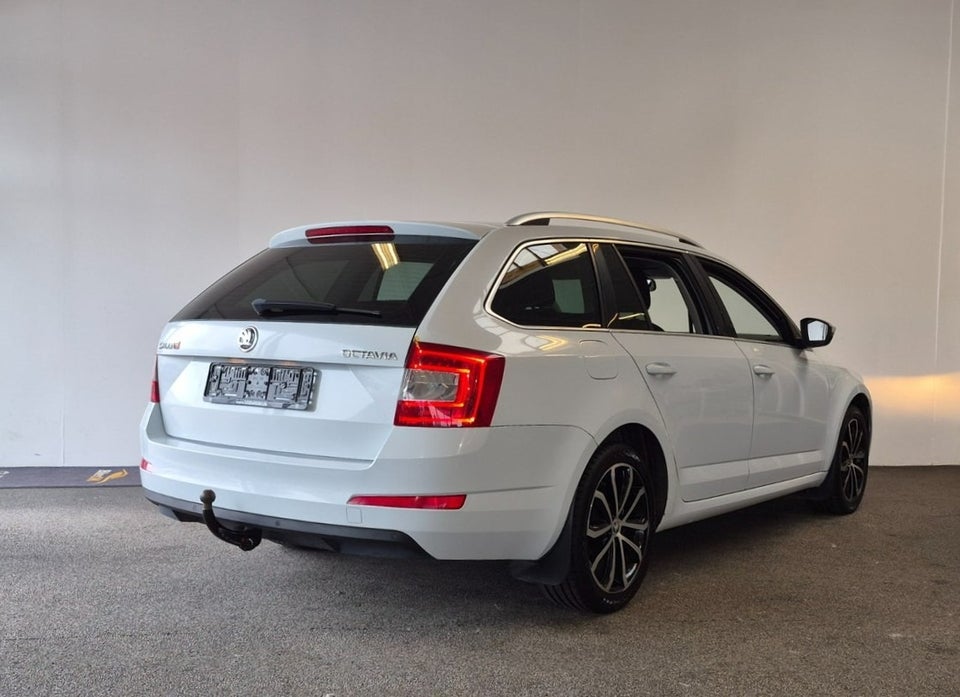 Skoda Octavia 1,6 TDi 105 Elegance Combi DSG 5d