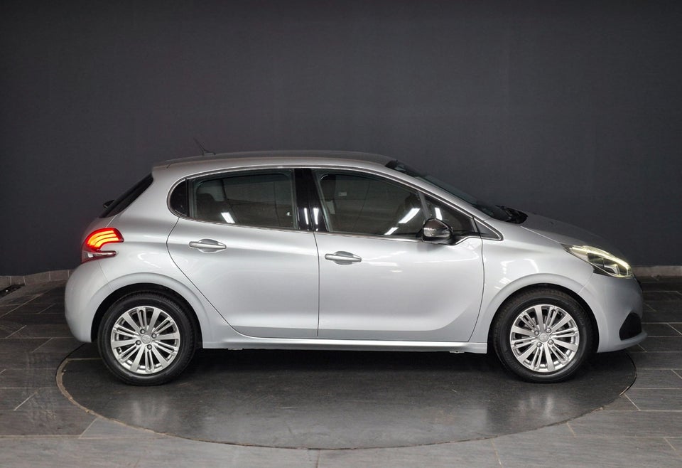 Peugeot 208 1,2 e-THP 110 Allure EAT6 5d