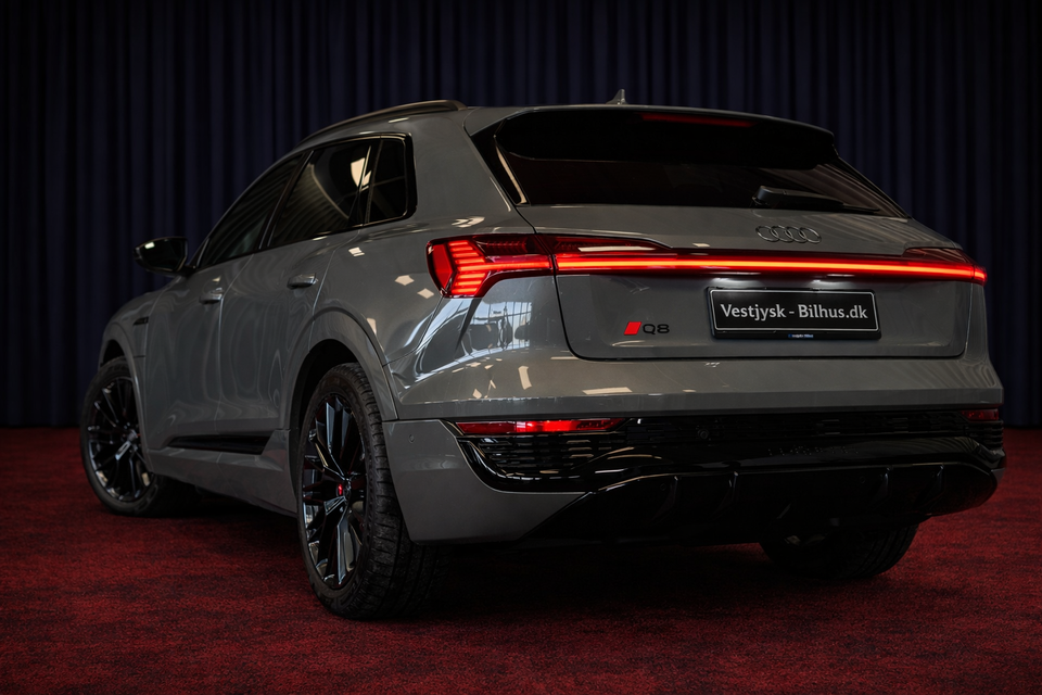 Audi Q8 e-tron 55 S-line quattro 5d