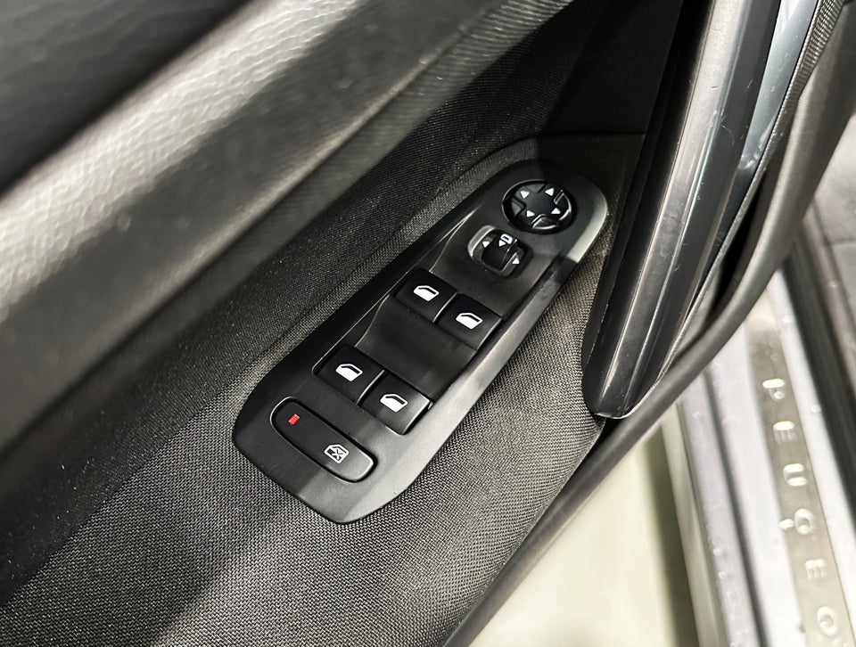 Peugeot 308 1,6 BlueHDi 120 Desire Sky 5d