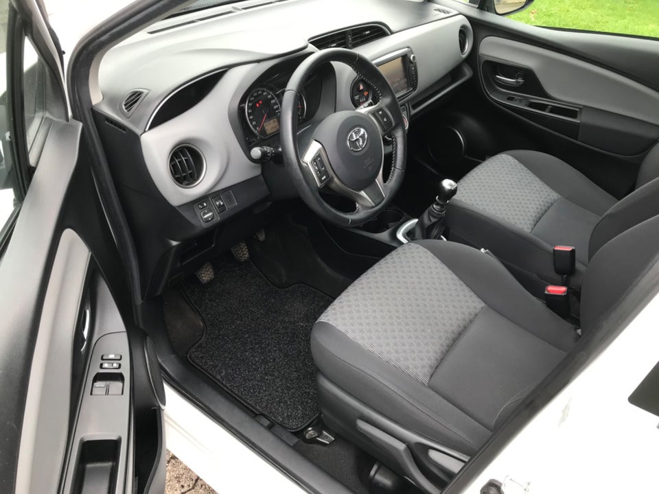 Toyota Yaris 1,3 VVT-i T2 5d