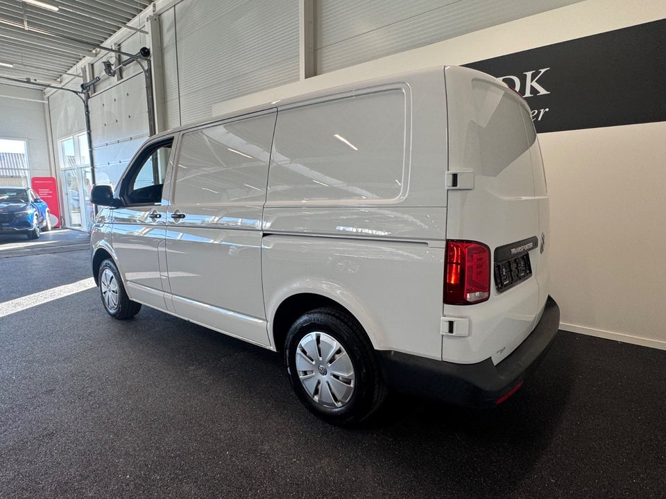 VW Transporter 2,0 TDi 110 Kassevogn kort