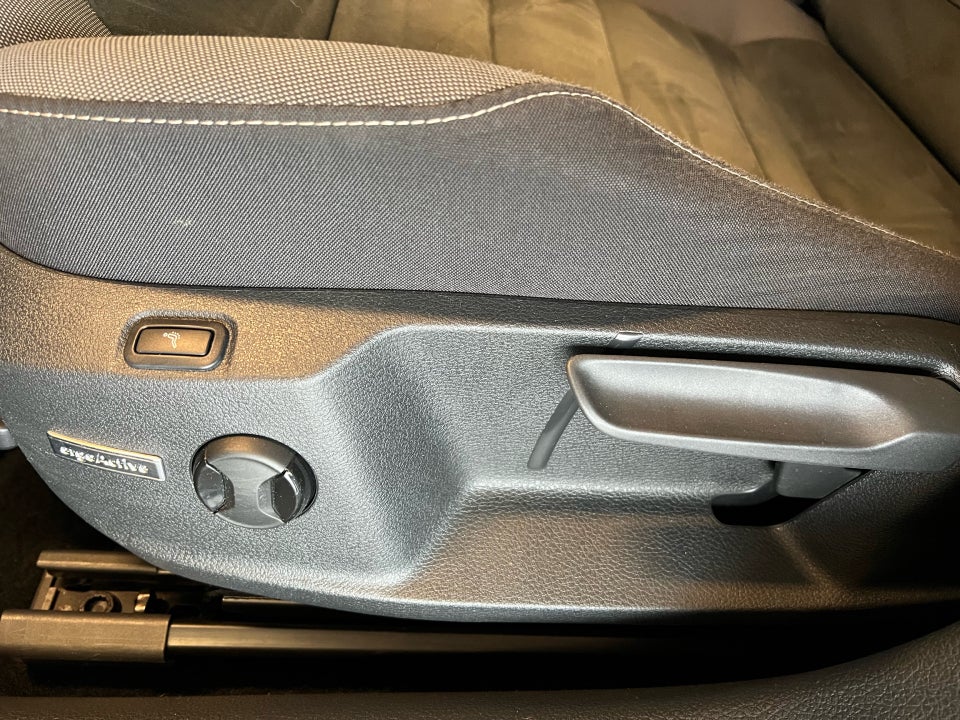 VW Golf VII 1,6 TDi 115 Comfortline Connect Variant 5d