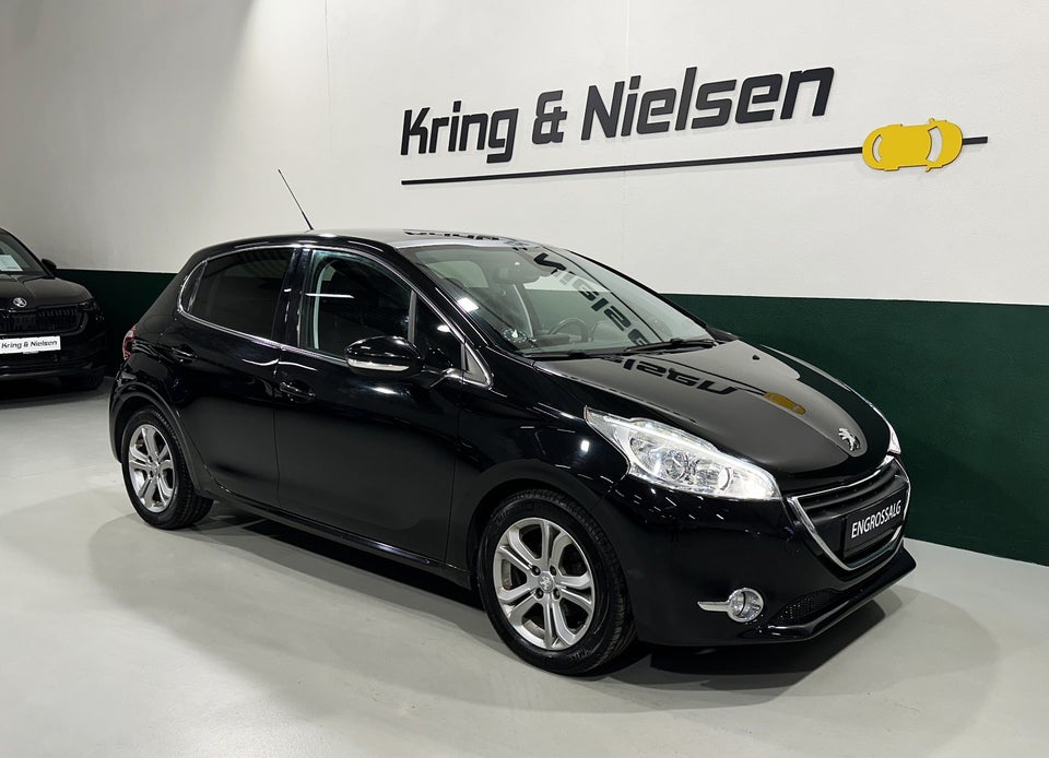 Peugeot 208 1,2 VTi Allure Sky 5d