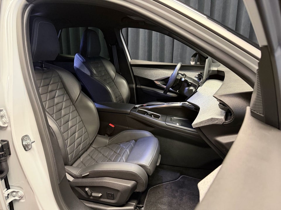Peugeot e-3008 77 GT 5d