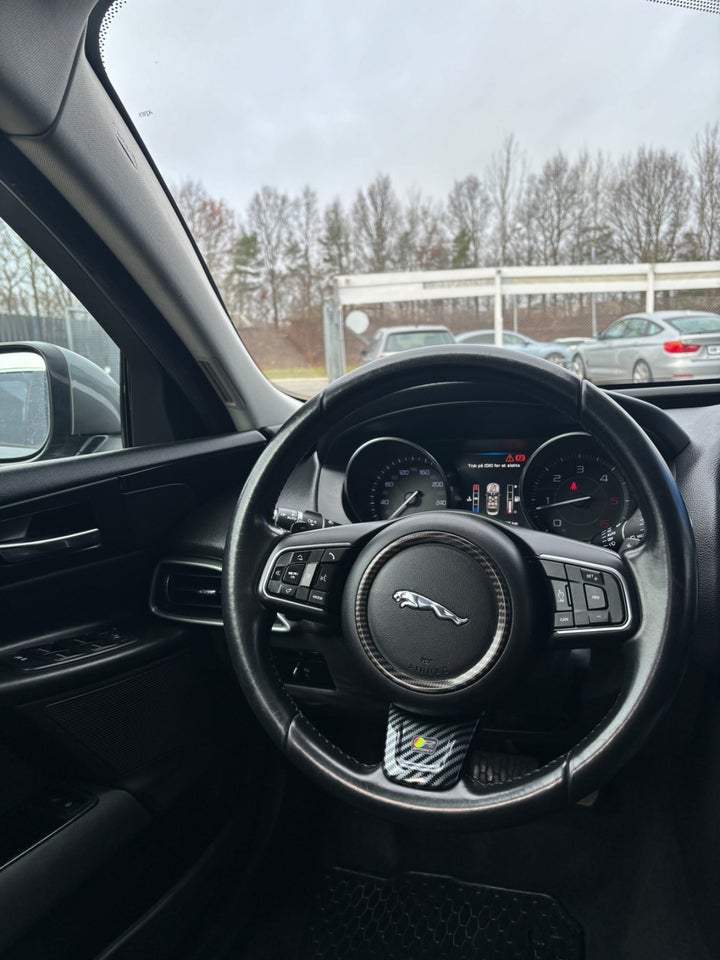 Jaguar XE 2,0 D180 Prestige aut. 4d