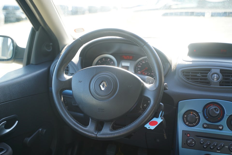 Renault Clio III 1,2 16V Authentique 5d