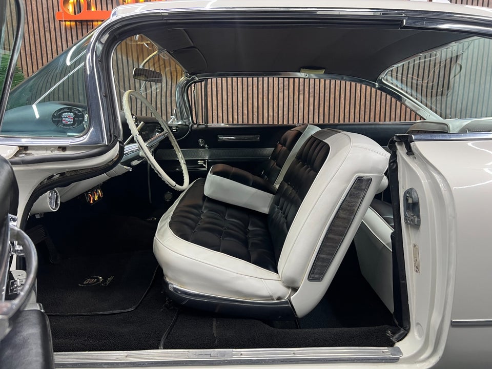 Cadillac Coupé DeVille 6,4 aut. 2d