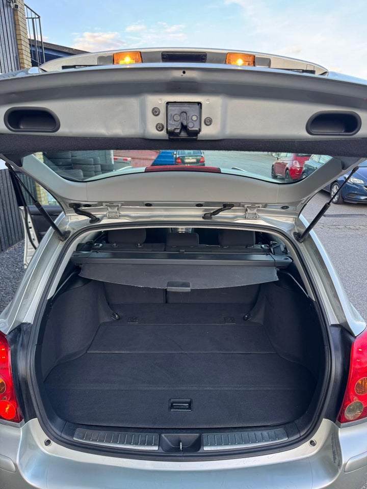 Toyota Avensis 1,8 VVT-i Terra stc. 5d