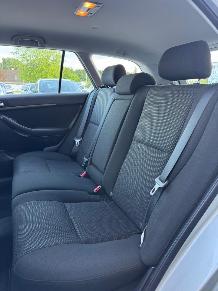 Toyota Avensis 1,8 VVT-i Terra stc. 5d