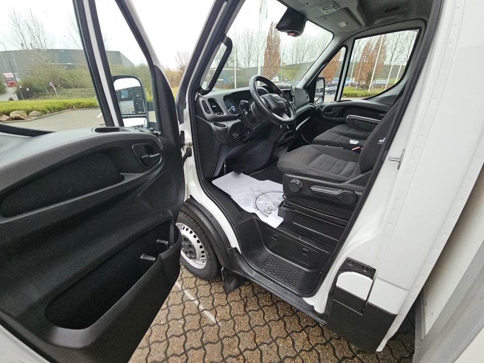 Iveco Daily 3,0 35S18 4100mm Box m/lift AG8