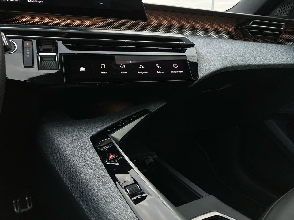 Peugeot e-3008 77 GT 5d