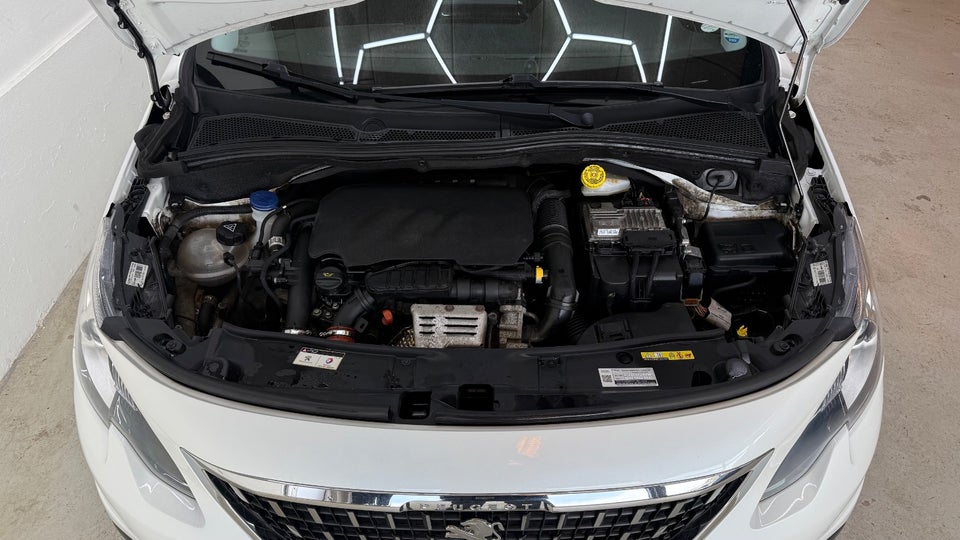 Peugeot 2008 1,2 e-THP 110 Allure Sky 5d