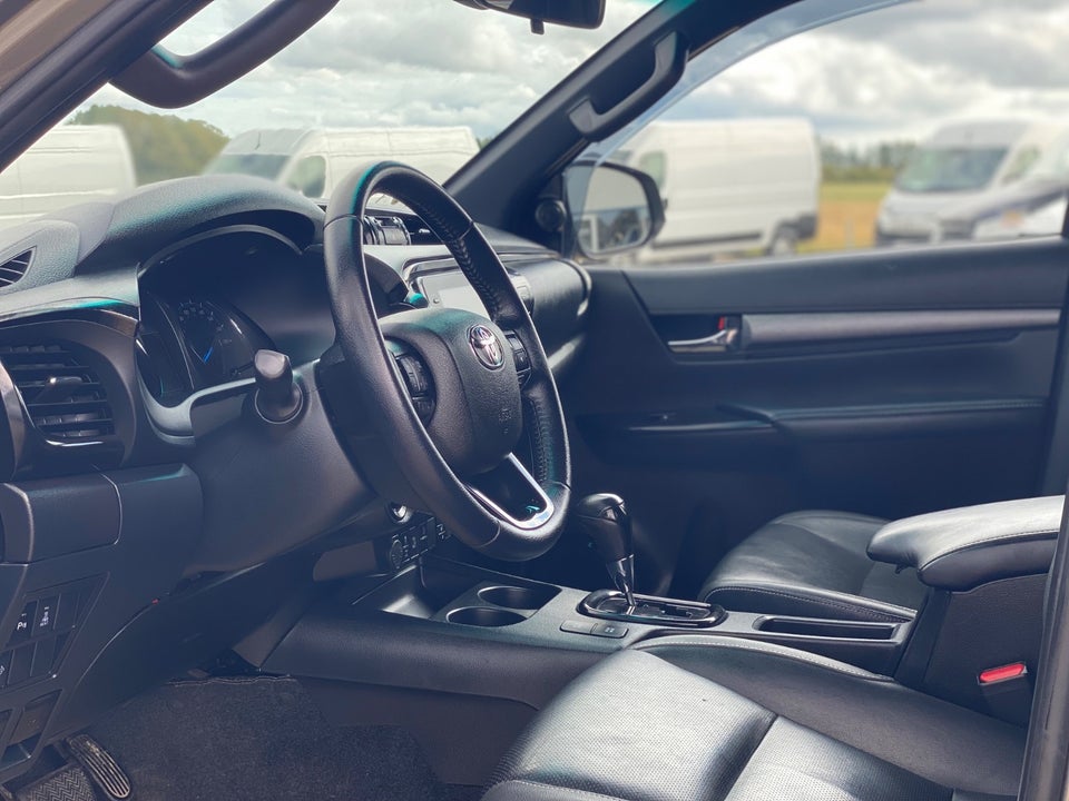 Toyota HiLux 2,8 D T4 Invincible Db.Kab aut. 4d