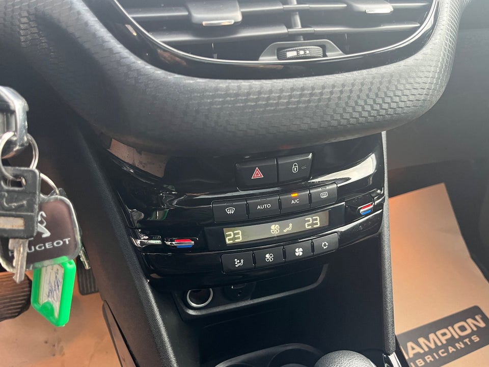 Peugeot 2008 1,2 e-THP 110 Allure Sky EAT6 5d