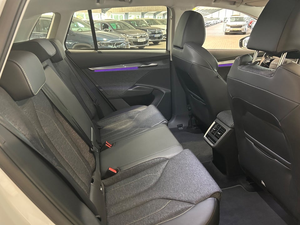 Skoda Elroq 60 iV Loft 5d