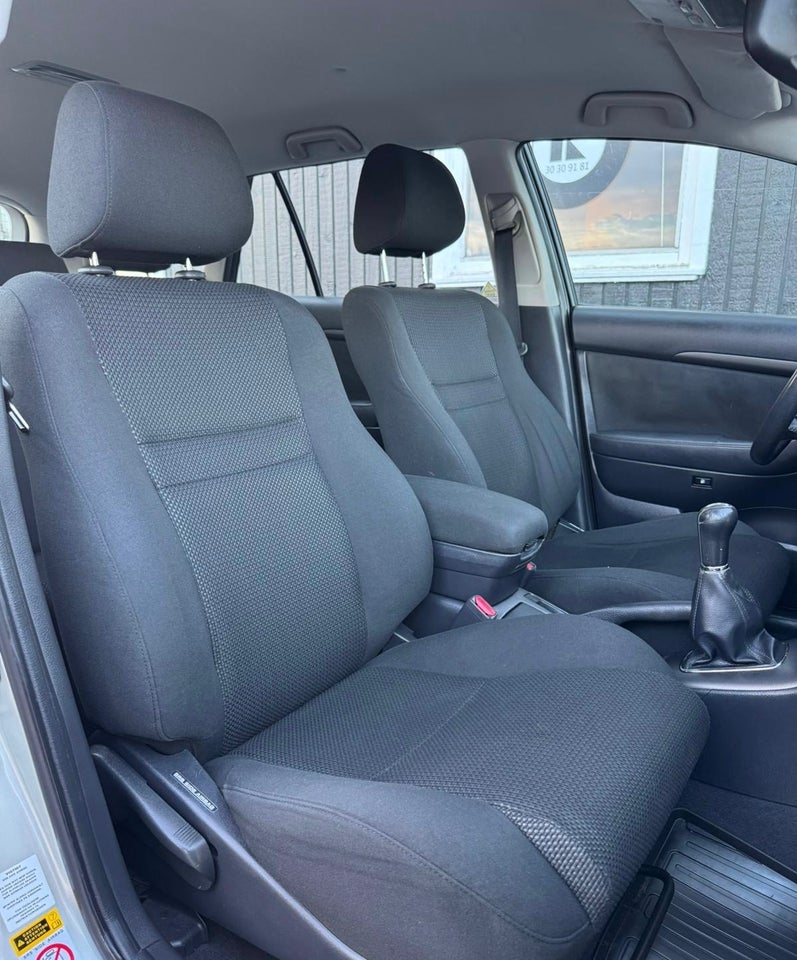 Toyota Avensis 1,8 VVT-i Terra stc. 5d