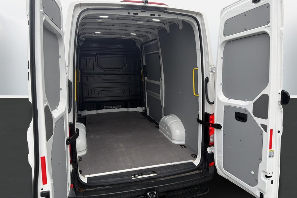 VW Crafter 35 2,0 TDi 177 Kassevogn L3H2 aut.