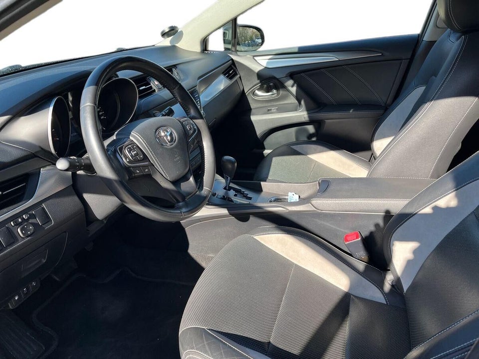 Toyota Avensis 1,8 VVT-i T2 Selected Touring Sports MDS 5d